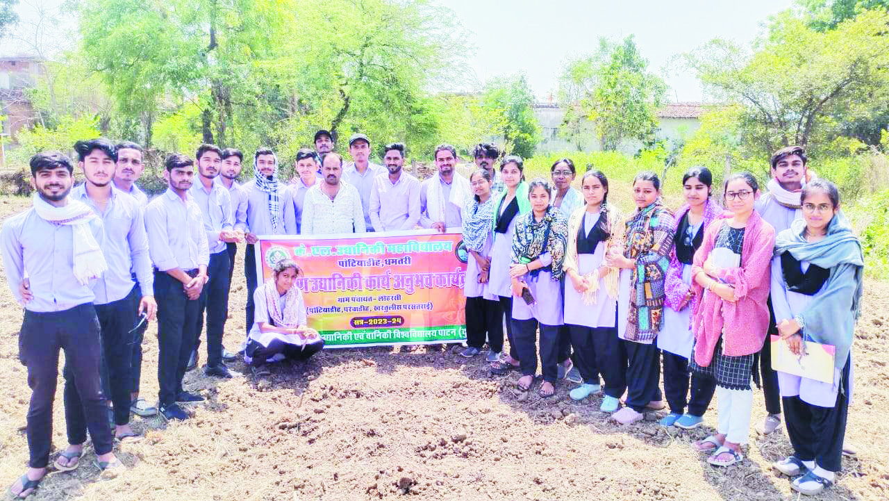 विद्यार्थियों ने मिट्टी परीक्षण से फसल उत्पादन वृद्धि के बारे में बताया 