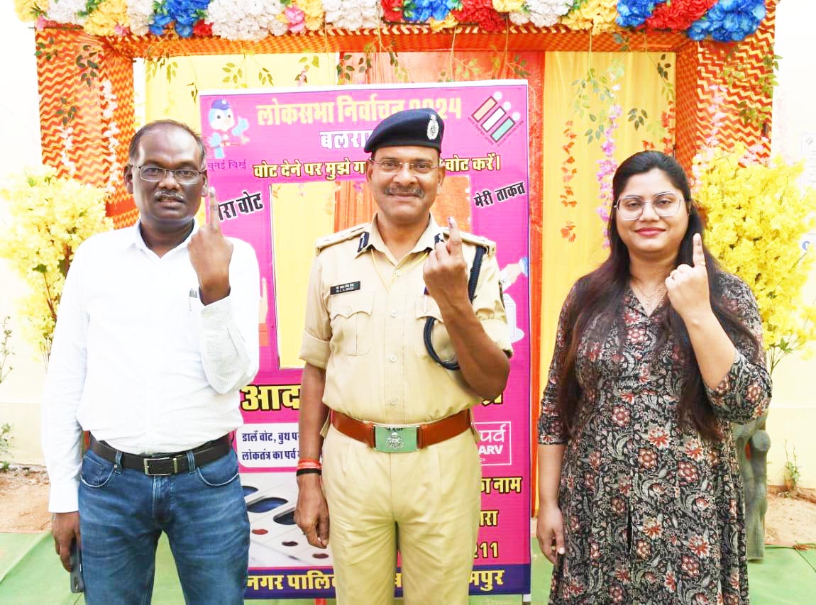 कलेक्टर, एसएसपी व जिपं सीईओ ने किया मतदान