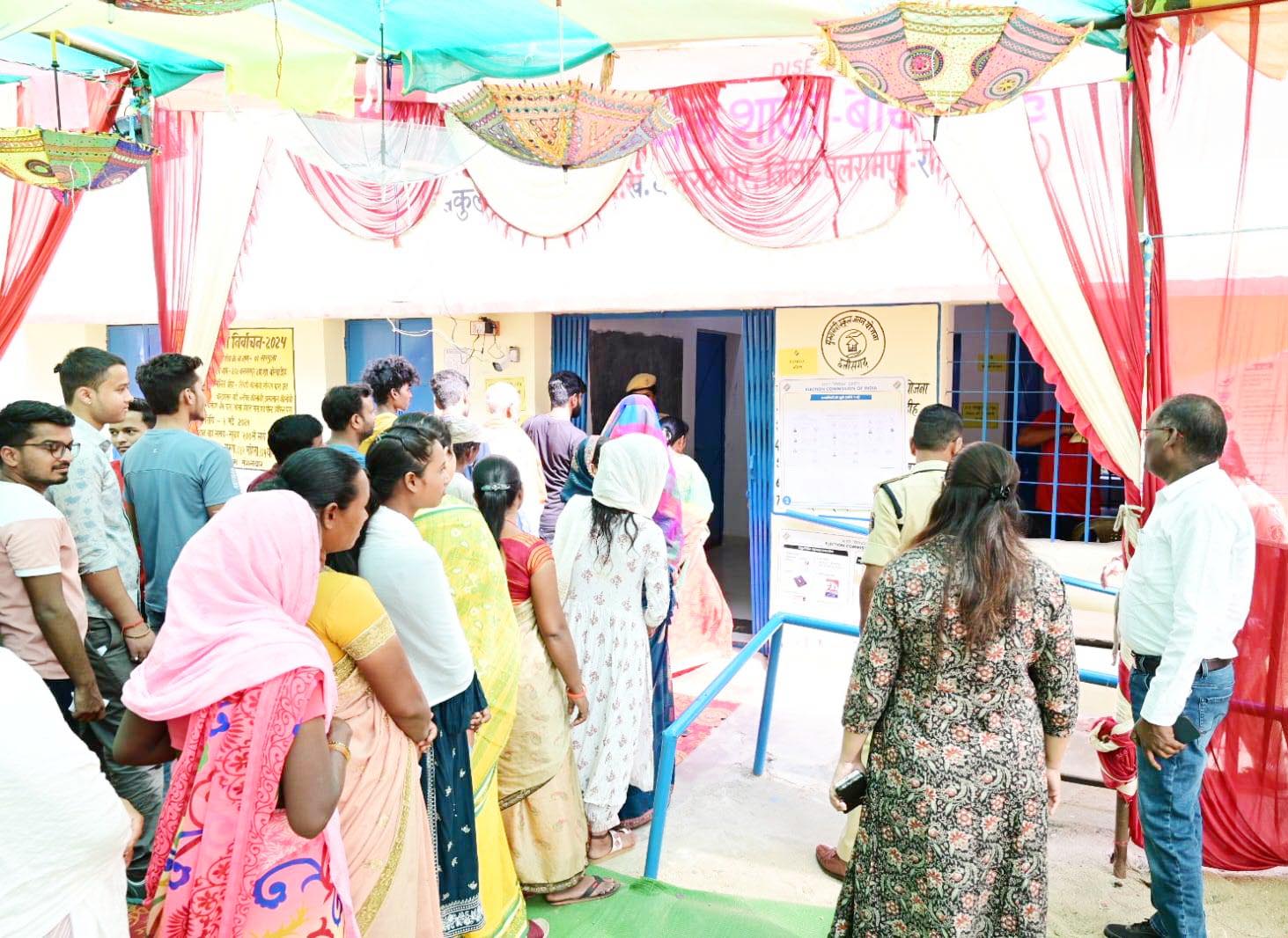 कलेक्टर, एसएसपी व जिपं सीईओ  ने किया मतदान केन्द्रों का निरीक्षण