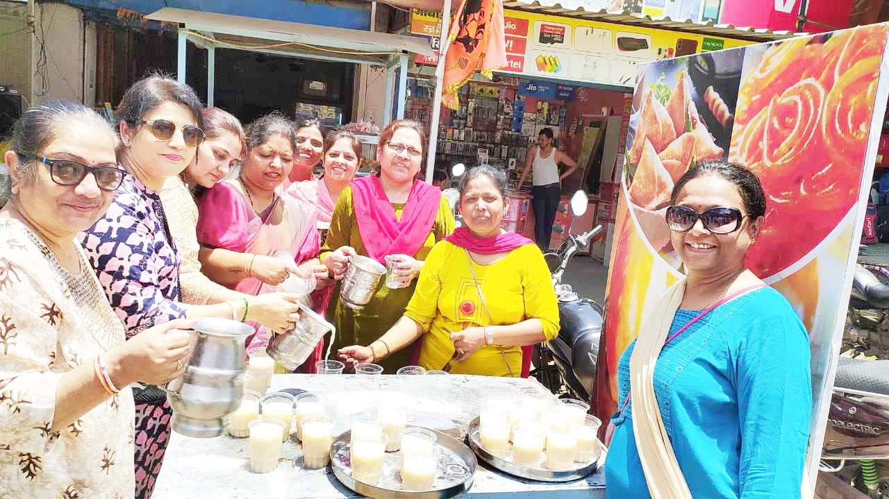 जैन महिला मण्डल ने बस स्टैण्ड में पिलाई छाछ