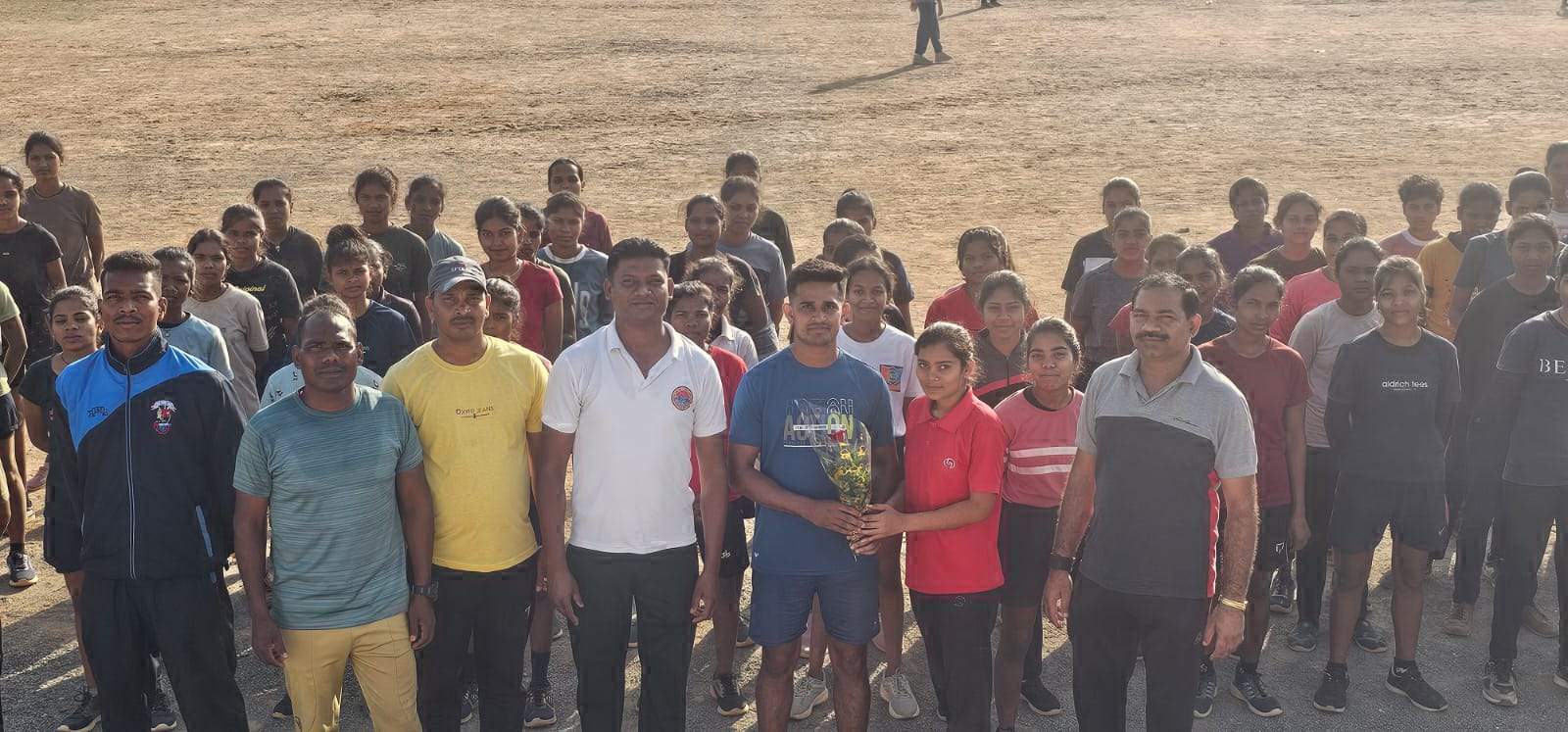 जवानों की छुट्टियां खत्म, पुष्पगुच्छ देकर विदा किया जवानों की छुट्टियां खत्म, पुष्पगुच्छ देकर विदा किया