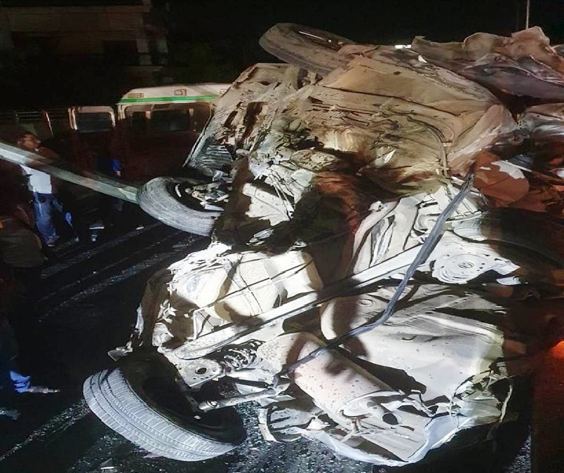 तेज रफ्तार कार ट्रेलर की चपेट में, दो की मौत, दो घायल