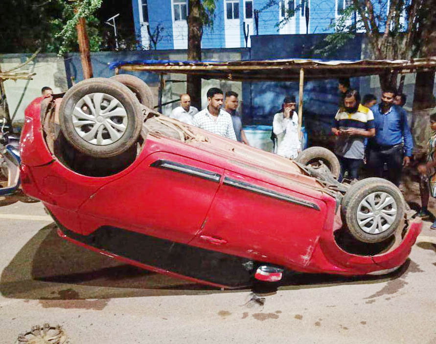 डिवाइडर से टकराते कार पलटी