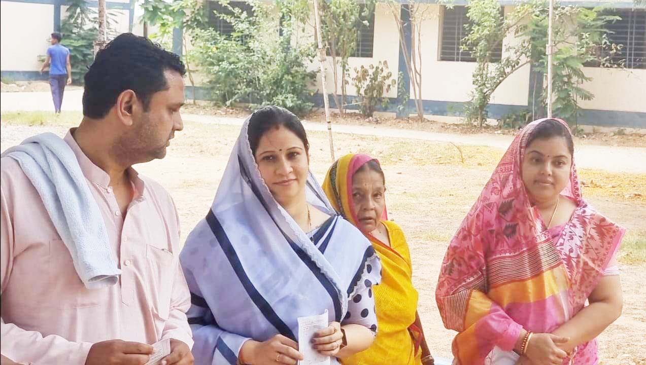 खरसिया विधायक उमेश ने सपरिवार किया मतदान 