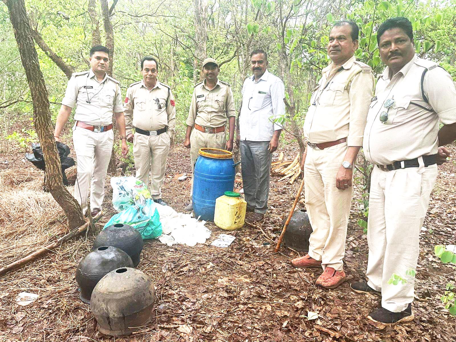 महुआ शराब जब्त