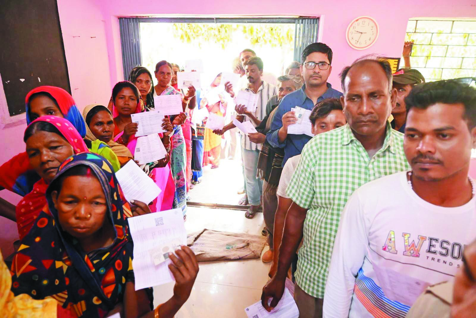 युवाओं, दिव्यागजनों, महिलाओं के साथ बुजुर्र्गों में भी दिखा उत्साह