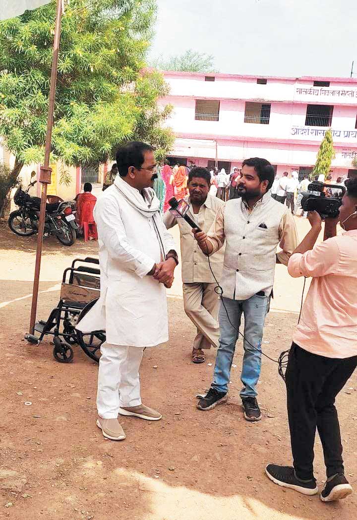 विधायक इंद्र साव ने किया मतदान, कहा- लोगों का आज भी लोकतंत्र पर है विश्वास