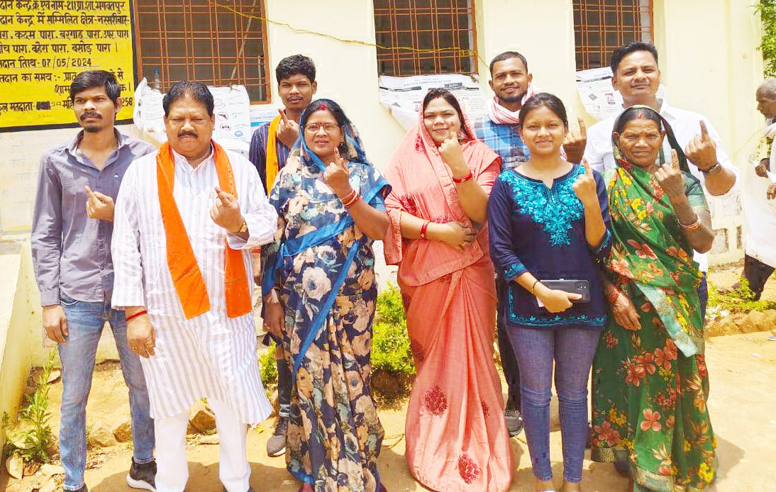 सामरी विधायक ने परिवार  संग डाला वोट