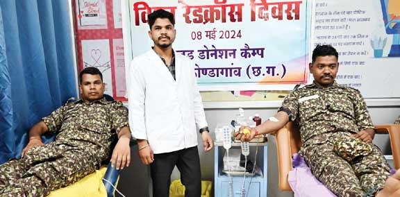 जवानों ने किया रक्तदान जवानों ने किया रक्तदान