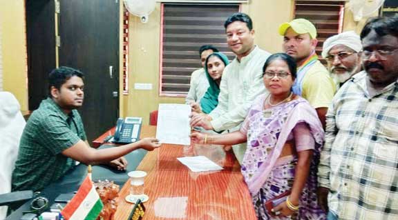 तेंदूपत्ता संग्रहकों को नगद भुगतान की मांग