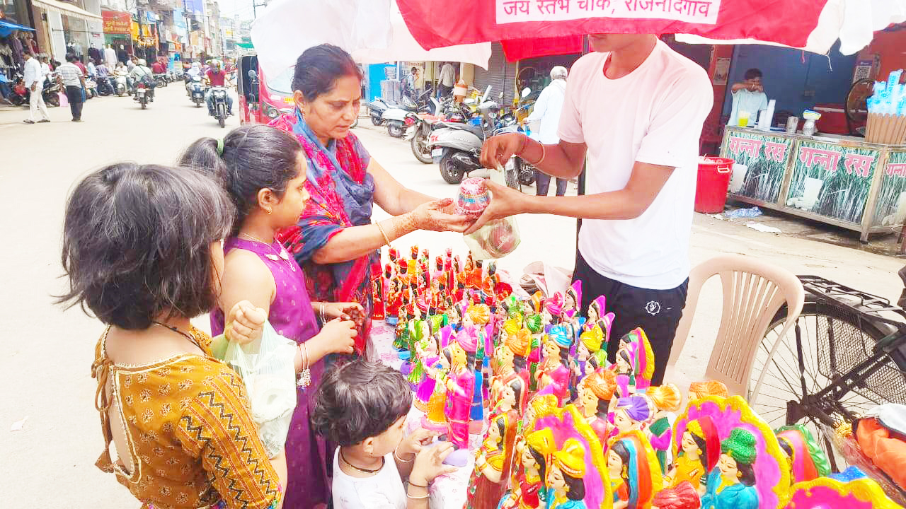 गुड्डा-गुडिय़ों की बढ़ी मांग, खरीदी के लिए पहुंच रहे बच्चे गुड्डा-गुडिय़ों की बढ़ी मांग, खरीदी के लिए पहुंच रहे बच्चे