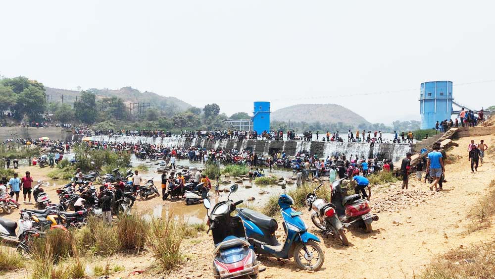 प्रतिबंध के बावजूद जान जोखिम में डालकर पंचधारी में नहा रहे सैकड़ों