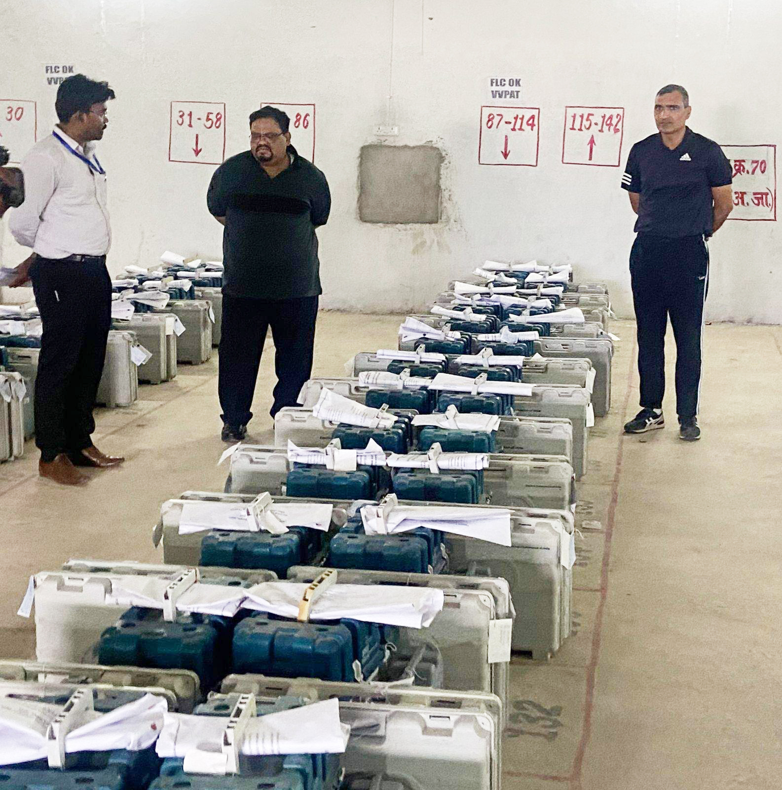 मतदान के बाद ईवीएम मशीन सील, 24 घंटे की जाएगी निगरानी