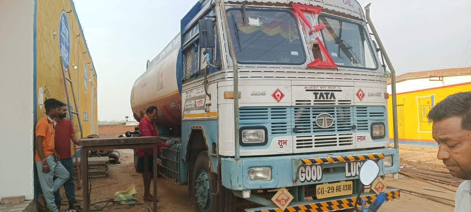 पेट्रोल पंप में खड़े टैंकर व  बस से डीजल चोरी