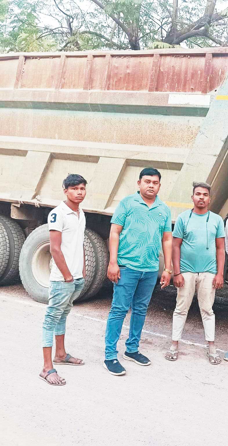 1 हाइवा व 2 ट्रैक्टर जब्त