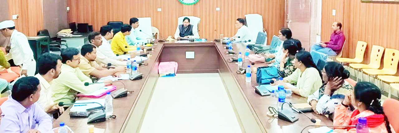 कलेक्टर ने छात्रावास अधीक्षकों व आरईएस के अफसरों की ली संयुक्त बैठक