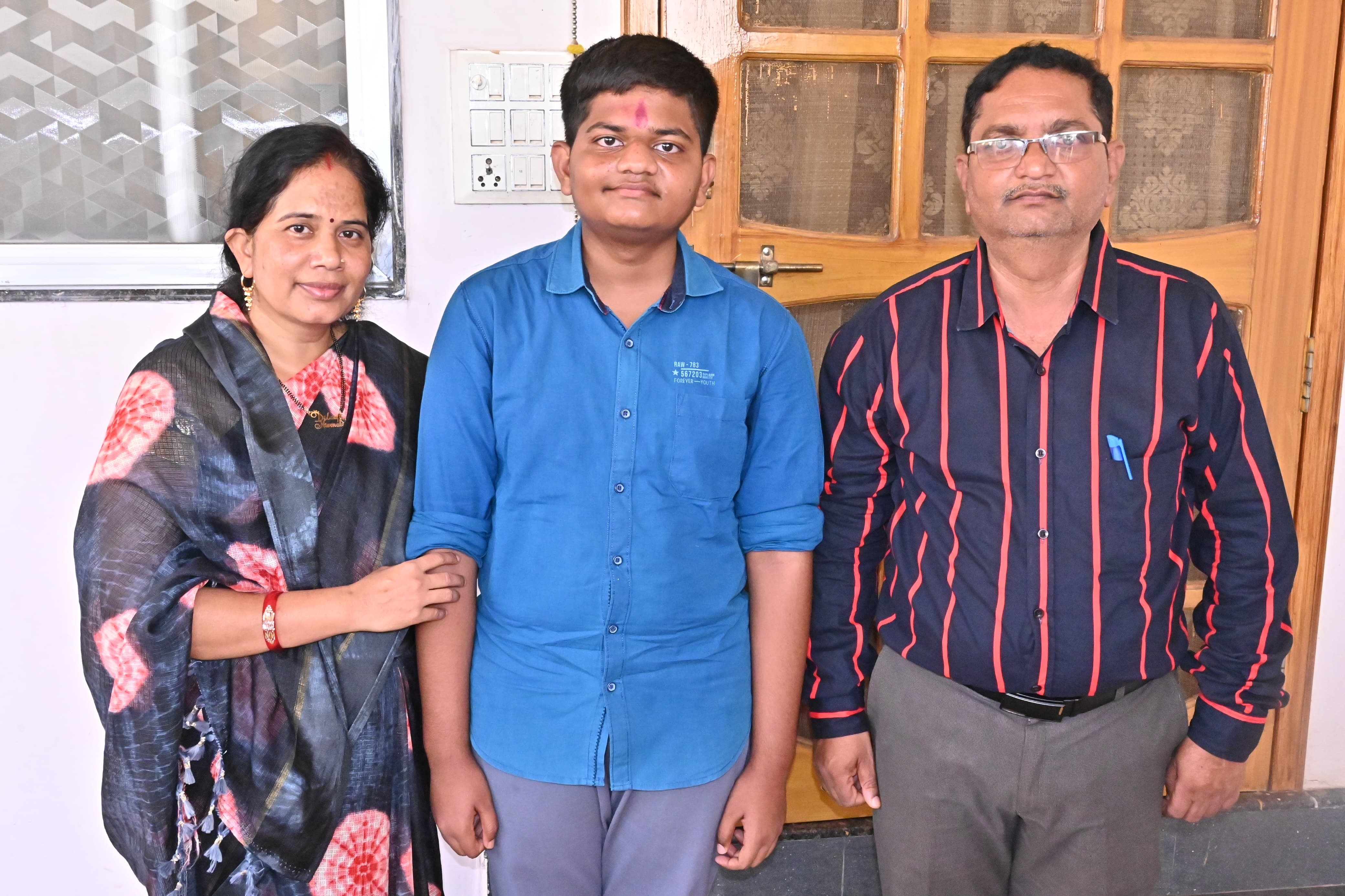 10वीं के टॉप-10 में 2 विद्यार्थियों ने बनाया स्थान, आयुष ने सातवां, अक्षत ने प्राप्त किया दसवां स्थान