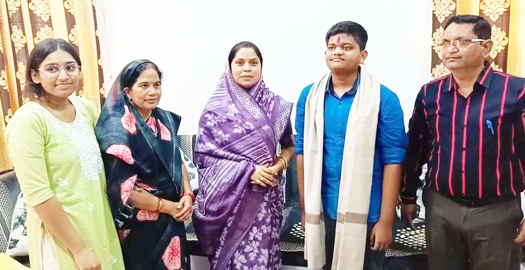 दसवीं के टॉप-टेन में अक्षत सिन्हा, पूर्व विधायक ने दी बधाई