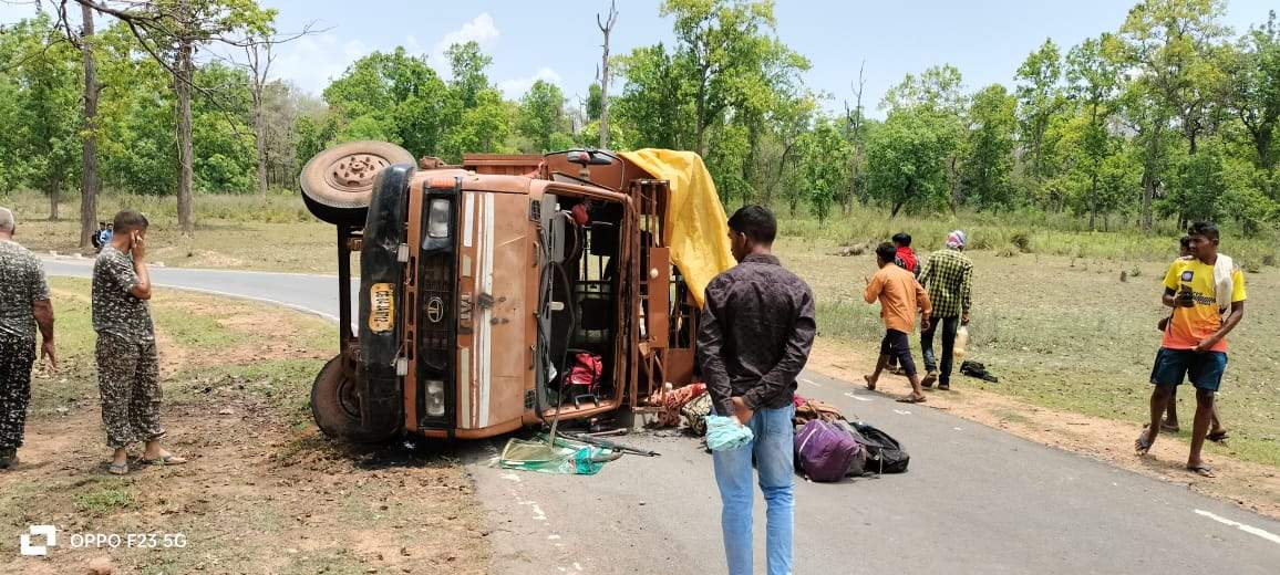 बेकाबू बाराती गाड़ी पलटी, जवानों ने की मदद बेकाबू बाराती गाड़ी पलटी, जवानों ने की मदद