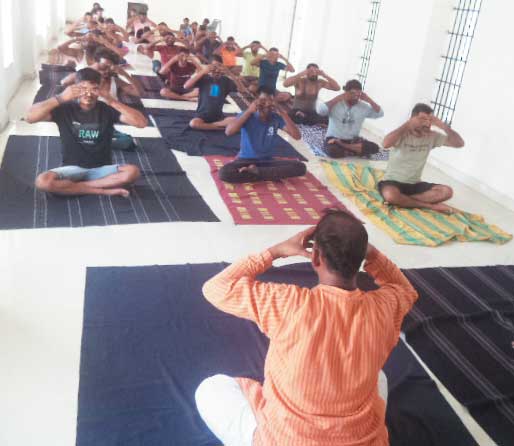 जिला जेल में बंदियों का आयुर्वेद पद्धति से इलाज