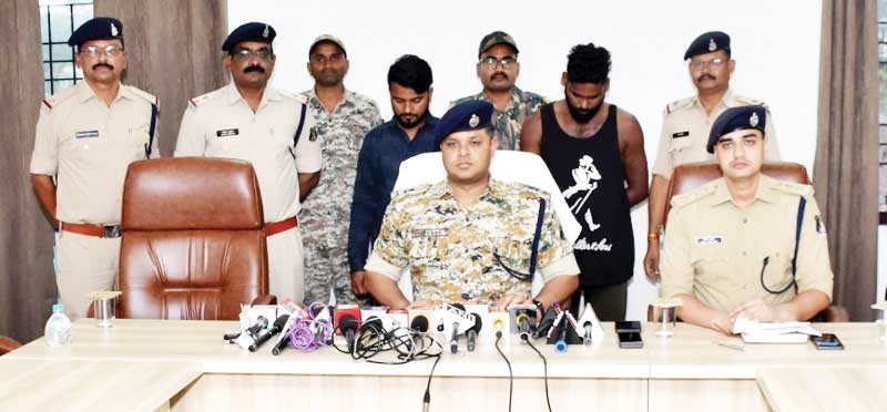 चोरी के पैसे से गोवा में पार्टी, दो बंदी