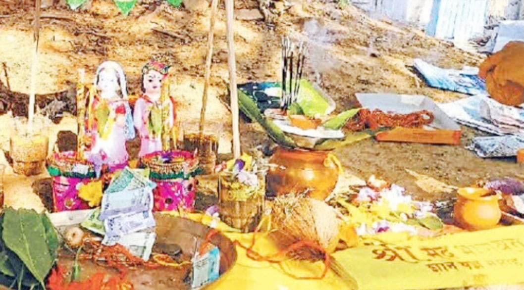 नए मटके से देवी-देवताओं पर चढ़ाया जल, पुतरा-पुतरी की कराई शादी