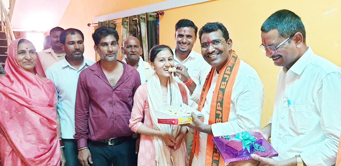 10वीं बोर्ड में दूसरा स्थान रही होनिशा को विधायक रोहित साहू ने किया सम्मानित 10वीं बोर्ड में दूसरा स्थान रही होनिशा को विधायक रोहित साहू ने किया सम्मानित