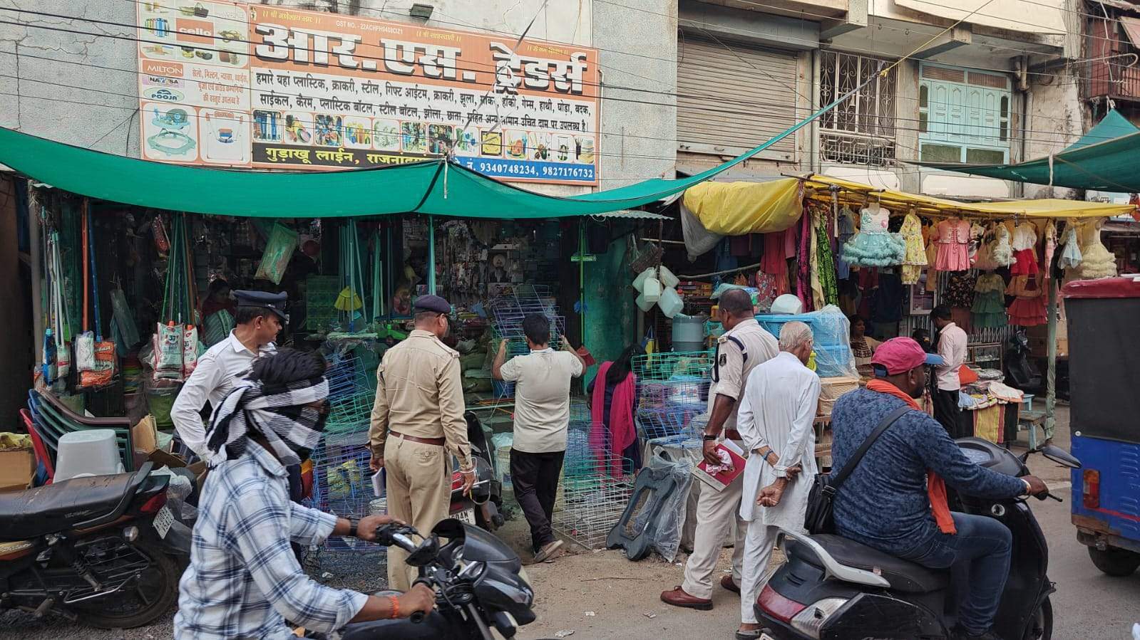 नो-पार्किंग में खड़े वाहनों पर कार्रवाई नो-पार्किंग में खड़े वाहनों पर कार्रवाई