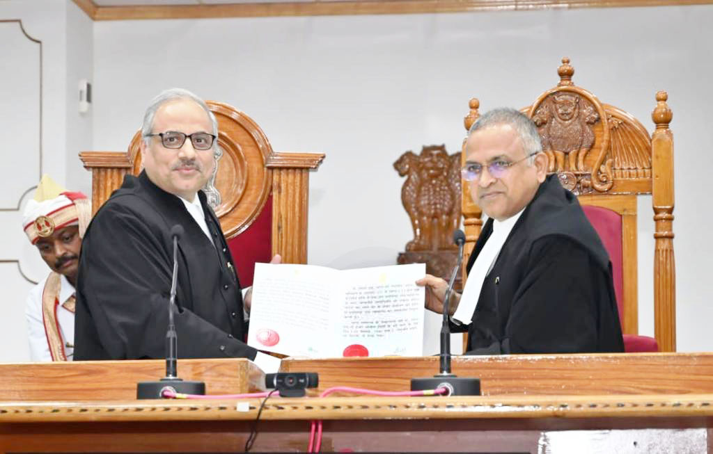 जस्टिस पांडेय ने स्थायी जज के रूप में शपथ ली