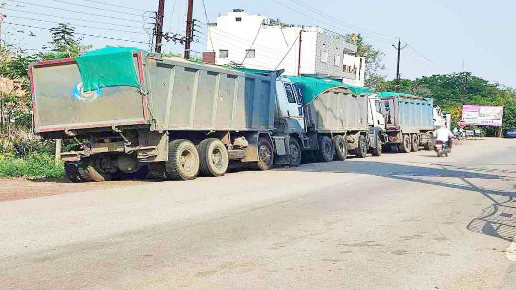 रात में महानदी का सीना चीर रहे माफिया