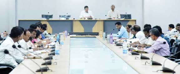 आंधी-तूफान से प्रभावित परिवारों को पहुंचाएं त्वरित राहत आंधी-तूफान से प्रभावित परिवारों को पहुंचाएं त्वरित राहत