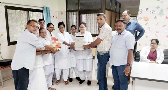 इंटक ने किया नर्सों का सम्मान