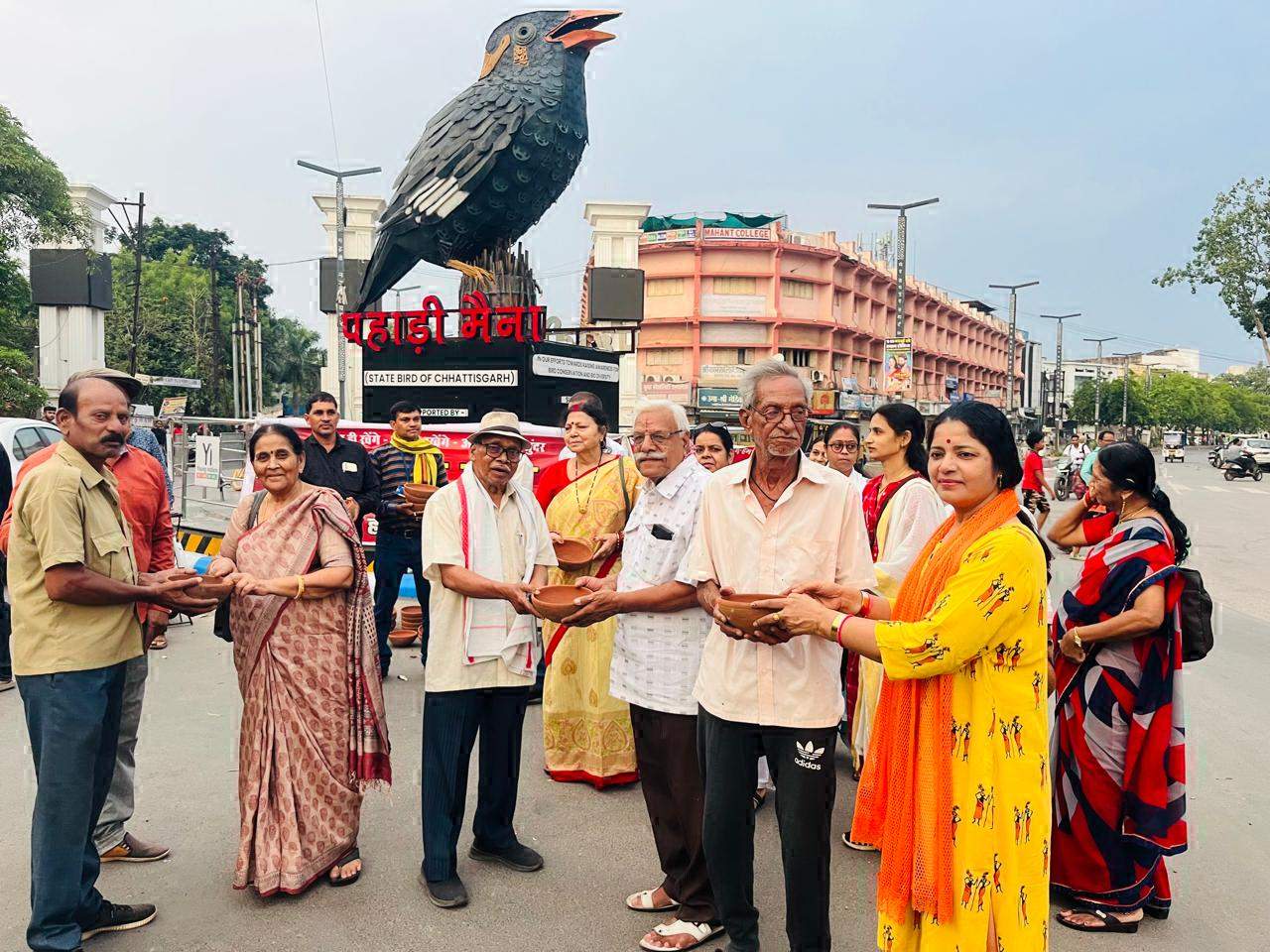 गर्मी में पक्षियों की भूख-प्यास मिटाने के लिए बांटे निशुल्क सकोरे गर्मी में पक्षियों की भूख-प्यास मिटाने के लिए बांटे निशुल्क सकोरे