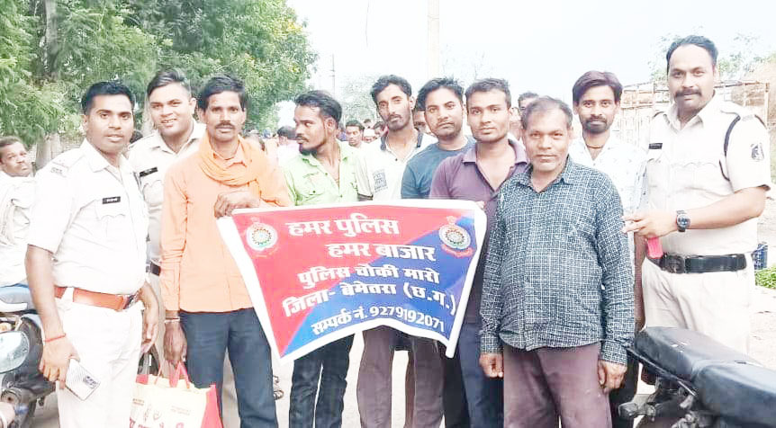 ग्रामीणों को बैंकिंग से फ्रॉड से बचने की दी जानकारी