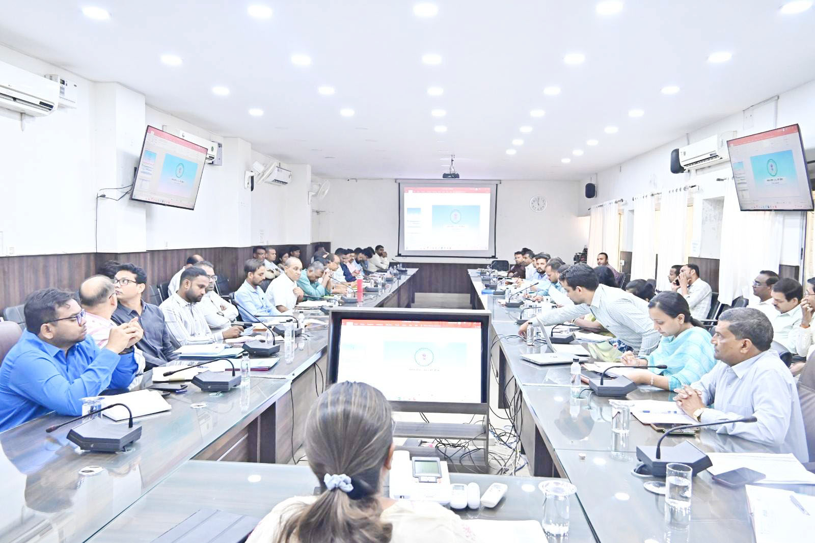 गांवों में जल स्तर में आई गिरावट पर चर्चा