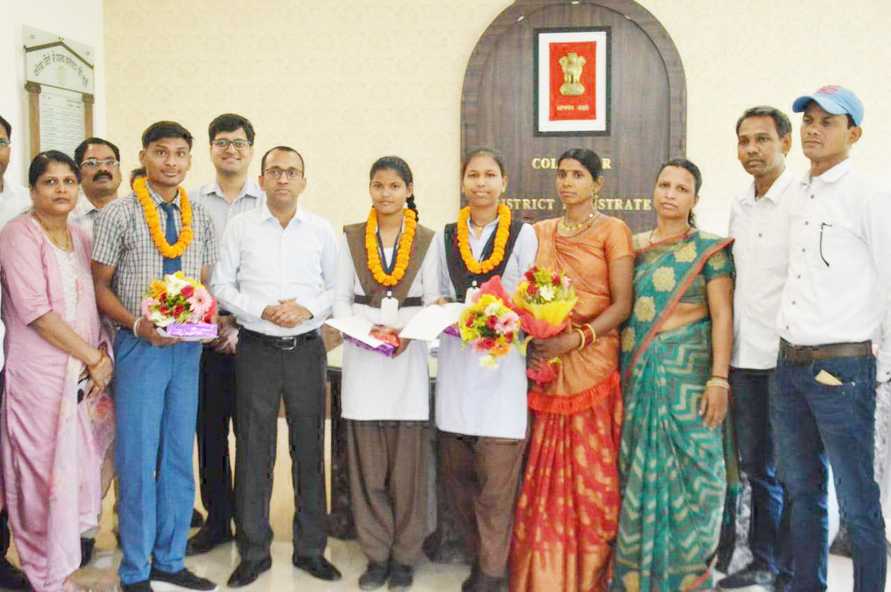 10वीं, 12वीं में मेरिट में आने वाले विद्यार्थियों का कलेक्टर ने किया सम्मान 10वीं, 12वीं में मेरिट में आने वाले विद्यार्थियों का कलेक्टर ने किया सम्मान