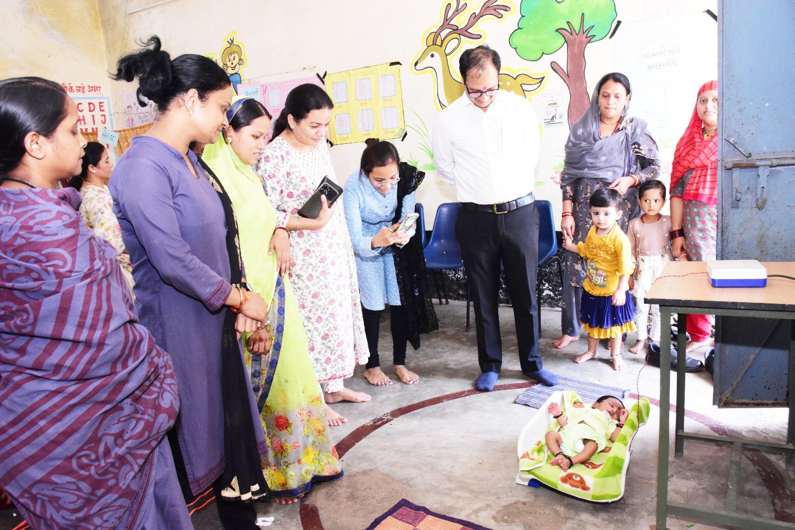 कलेक्टर ने आंगनबाड़ी केन्द्रों का किया निरीक्षण कलेक्टर ने आंगनबाड़ी केन्द्रों का किया निरीक्षण