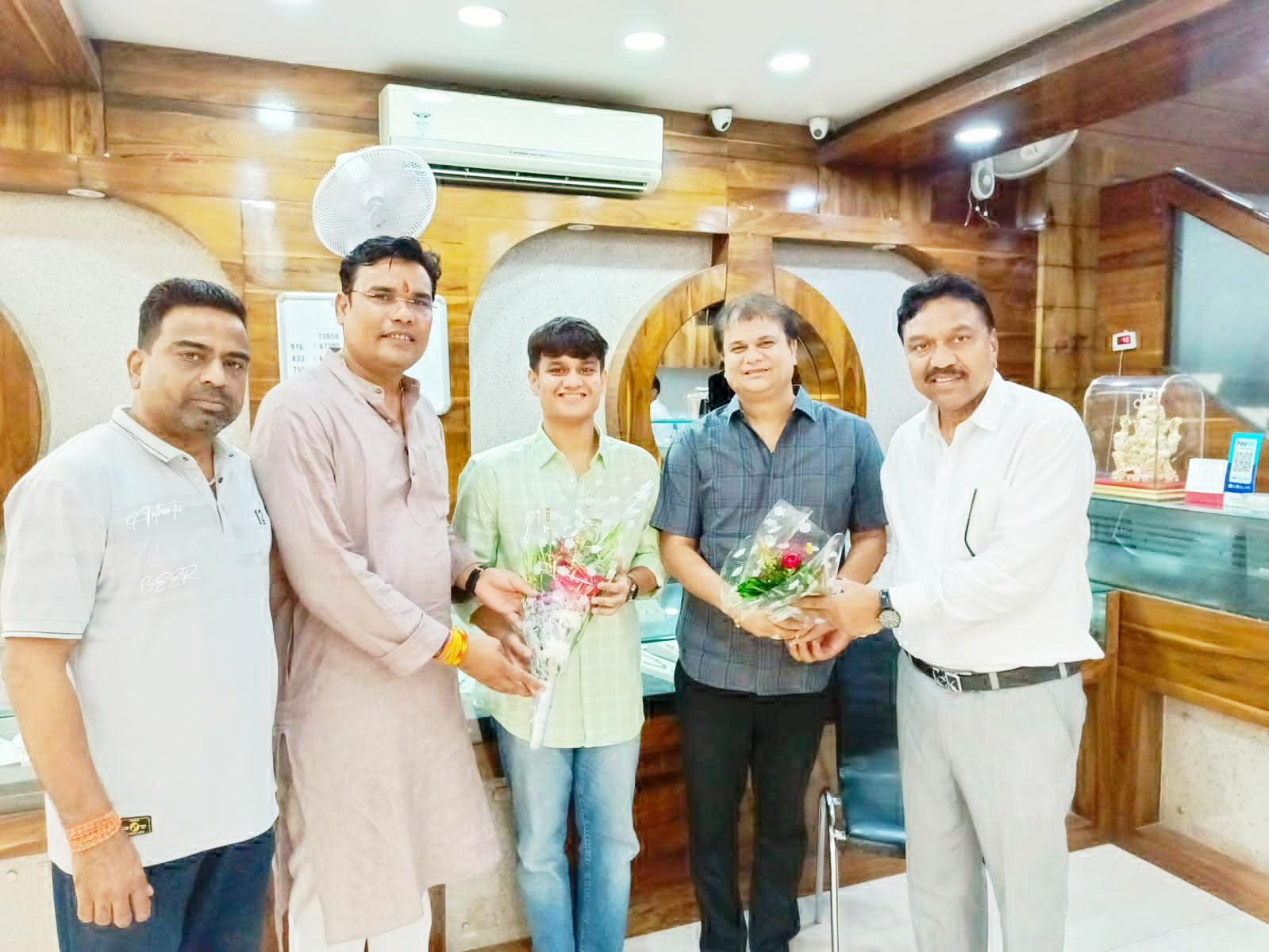 विधायक-महापौर ने दी जिला टॉपर आदित्य बरडिय़ा को बधाई