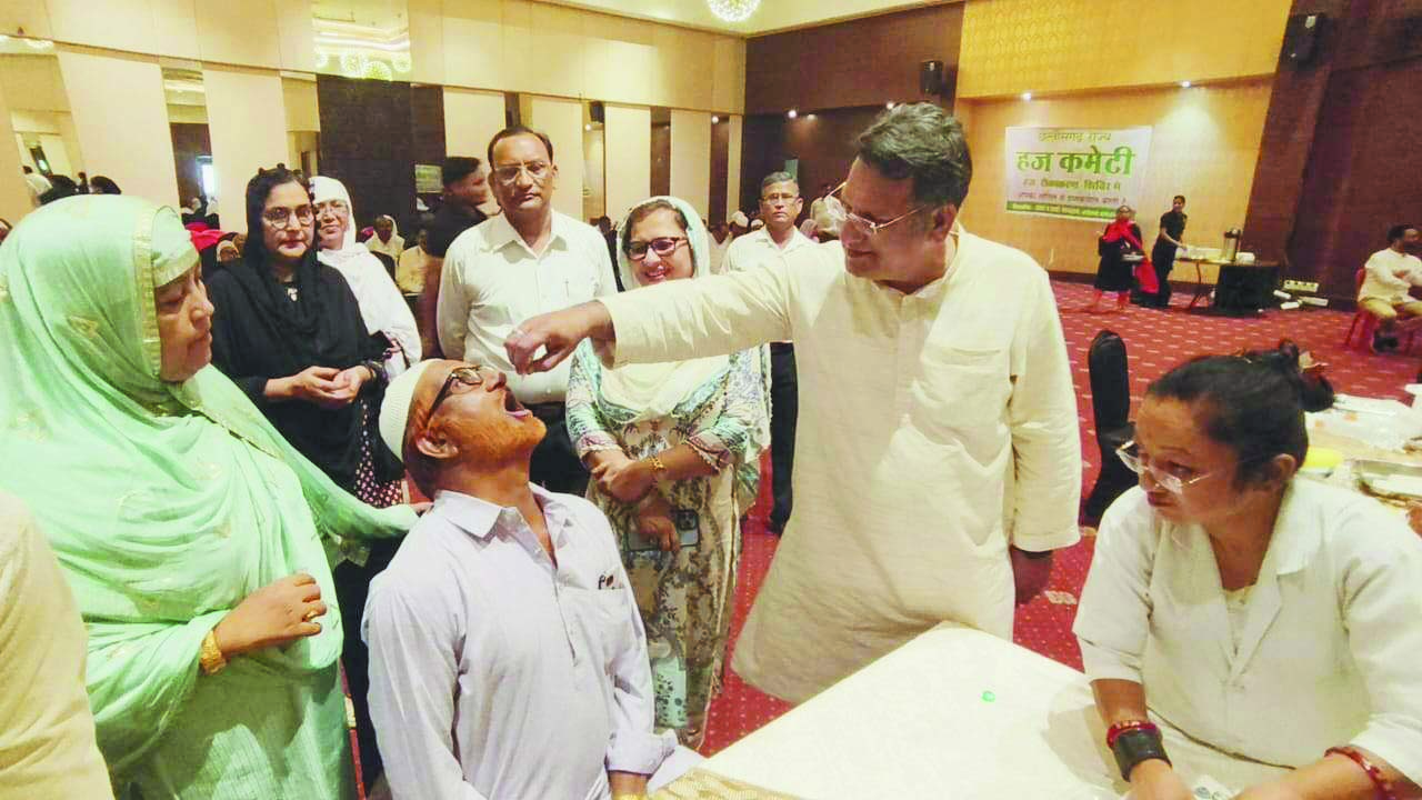 हज यात्रा से पहले यात्रियों को लगा टीका हज यात्रा से पहले यात्रियों को लगा टीका