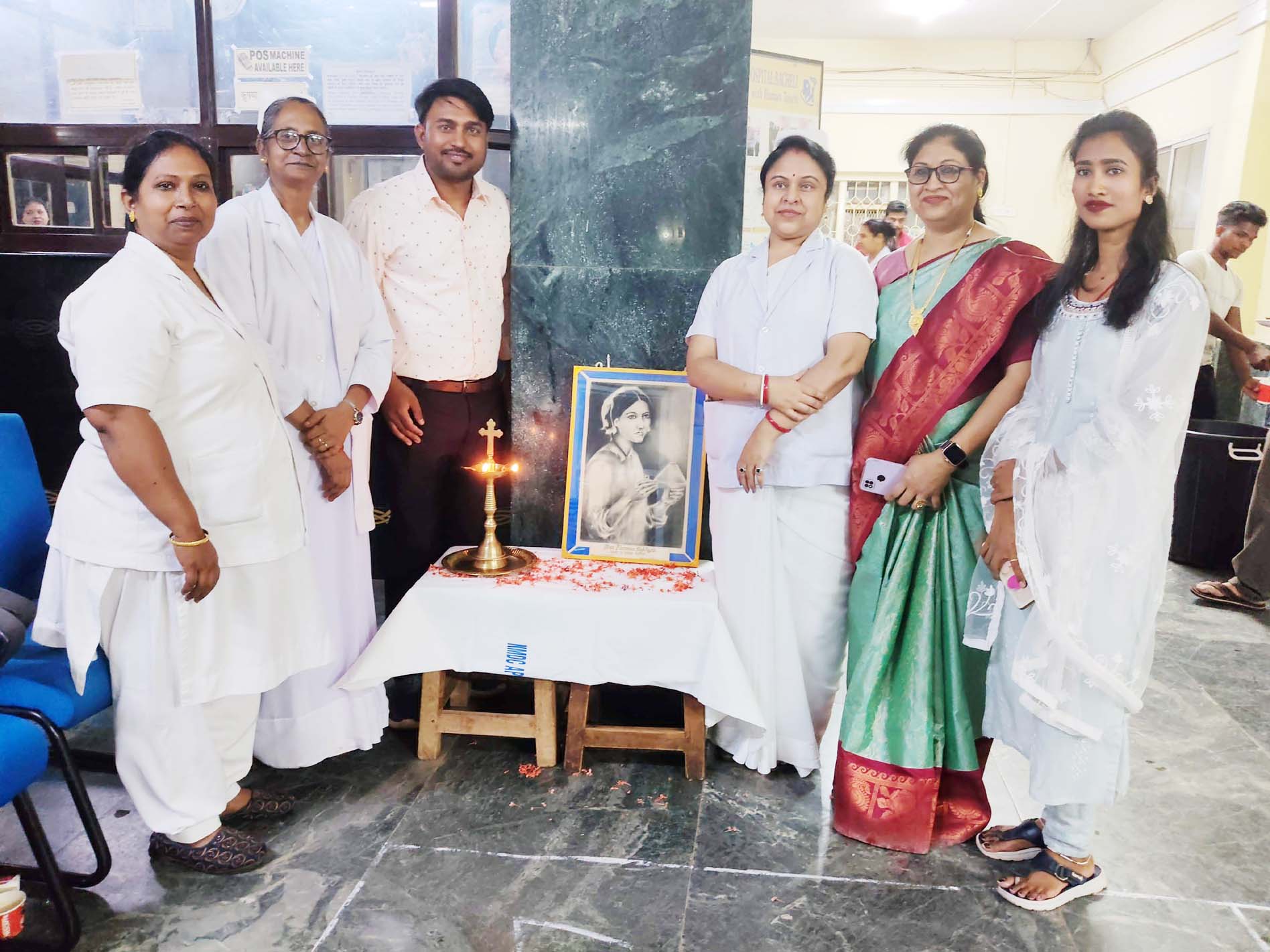 अपोलो हॉस्पिटल में मातृ दिवस पर वरिष्ठ नर्स का किया सम्मान