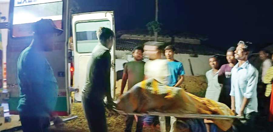 युवक को पेट्रोल देते समय लगी आग महिला जिंदा जली, युवक झुलसा युवक को पेट्रोल देते समय लगी आग महिला जिंदा जली, युवक झुलसा