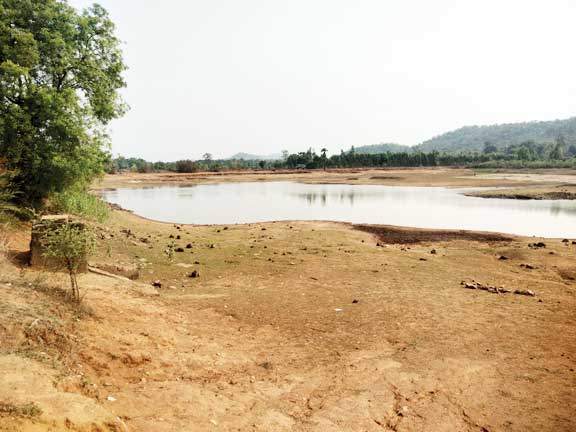 तालाब का गेट जर्जर, पानी बह जाता है तालाब का गेट जर्जर, पानी बह जाता है