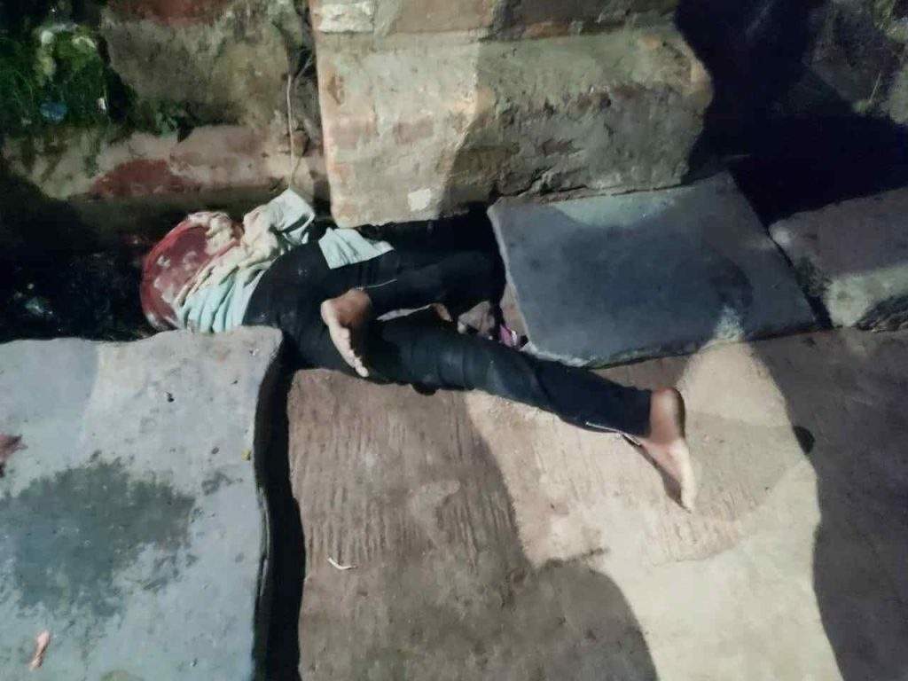 महिला को लात-घूंसों से पीटा, पत्थर पटककर हत्या, आरोपी फरार महिला को लात-घूंसों से पीटा, पत्थर पटककर हत्या, आरोपी फरार