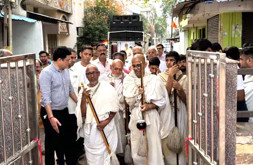 धर्मप्रेमी बंधुओं ने घरों के सामने अक्षत, नैवेद्य, श्रीफल व आरती उतार कर श्रद्धा व्यक्त की धर्मप्रेमी बंधुओं ने घरों के सामने अक्षत, नैवेद्य, श्रीफल व आरती उतार कर श्रद्धा व्यक्त की