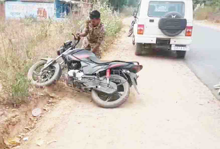 सडक़ हादसे में धरमजयगढ़ डिप्टी रेंजर की मौत सडक़ हादसे में धरमजयगढ़ डिप्टी रेंजर की मौत