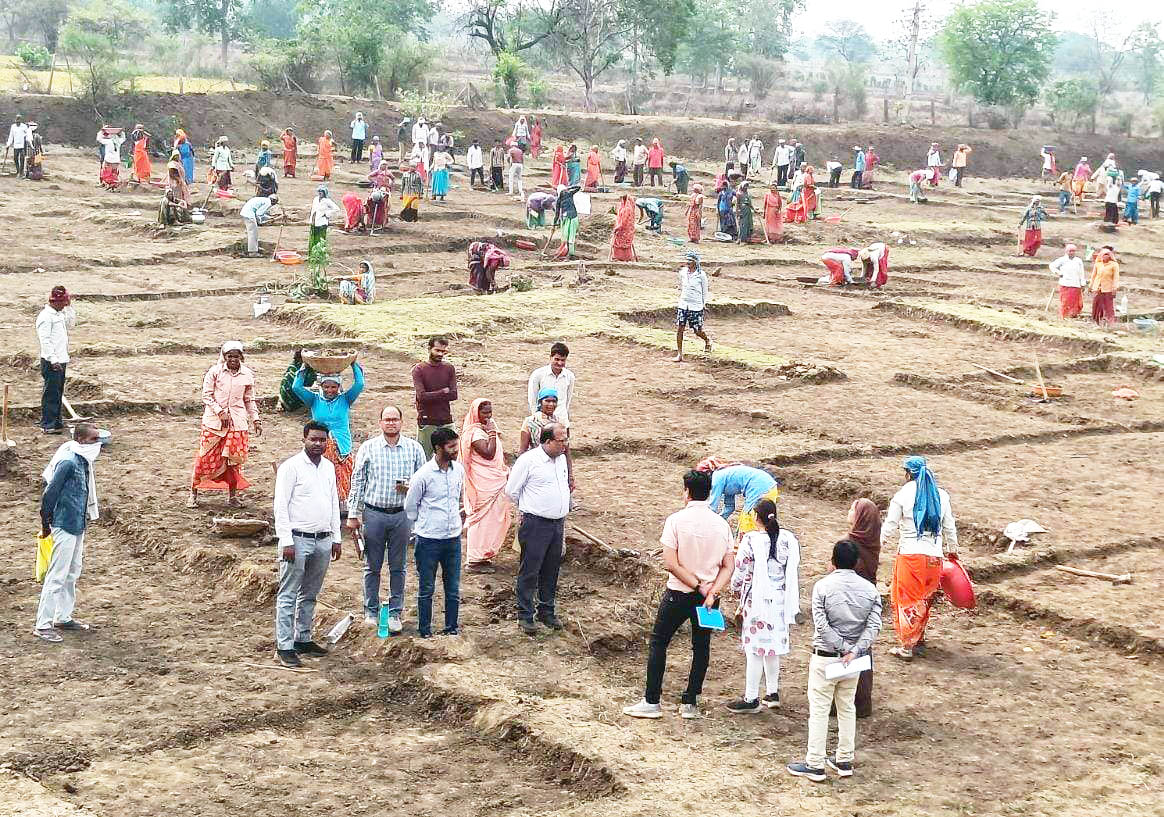 महिला समूहों को समय पर शुल्क और सुरक्षा कीट प्रदान करें