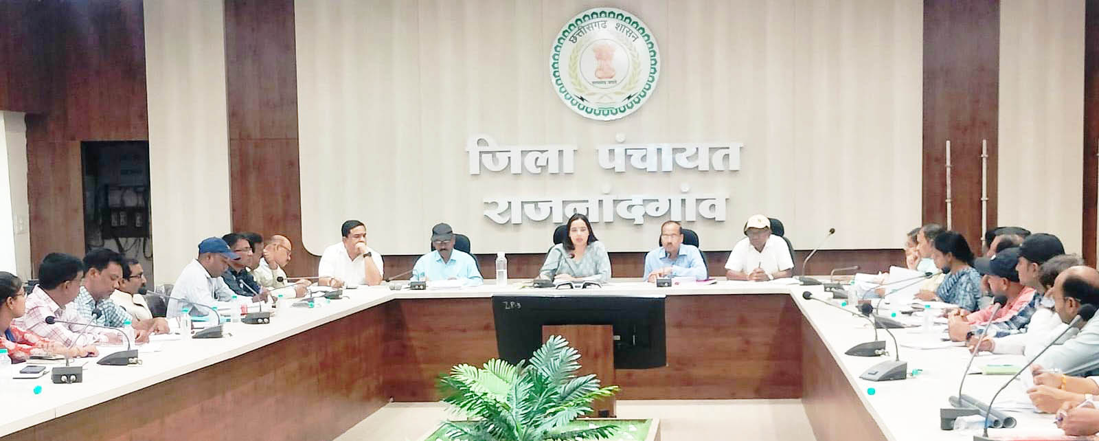 जिपं सीईओ ने की प्रगतिरत कार्यों की समीक्षा 