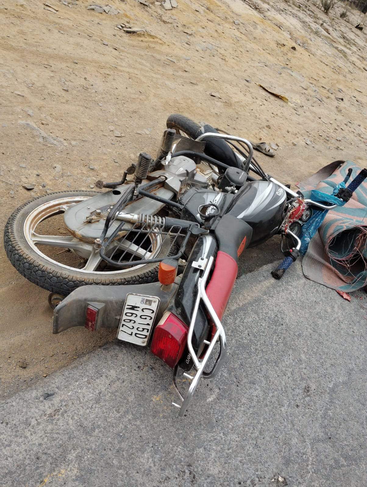 बस ने बाइक सवार दंपत्ति को मारी ठोकर, महिला की मौत