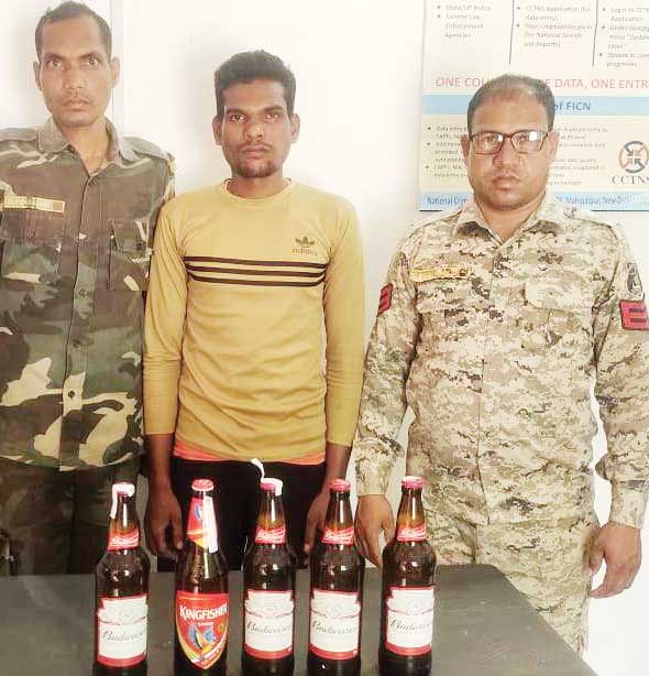 दुकान की आड़ में शराब बेचते बंदी दुकान की आड़ में शराब बेचते बंदी
