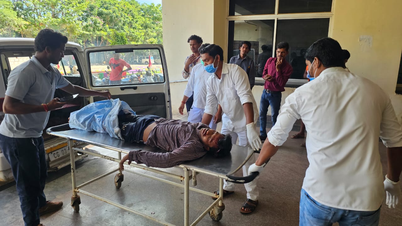 कार ने बाइक को मारी ठोकर, युवक गंभीर कार ने बाइक को मारी ठोकर, युवक गंभीर